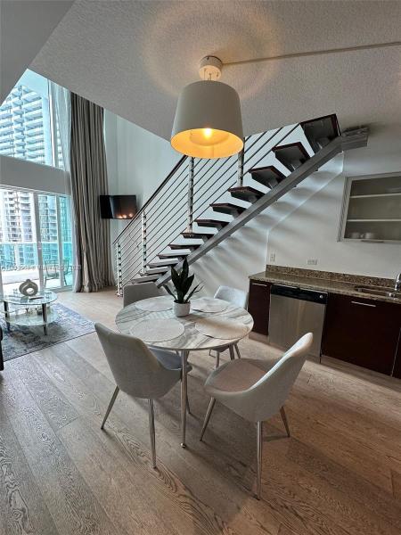 BRICKELL ON THE RIVER S T