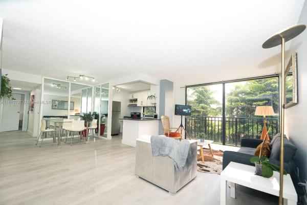 17021 N BAY RD #207, SUNNY ISLES BEACH, FL 33160