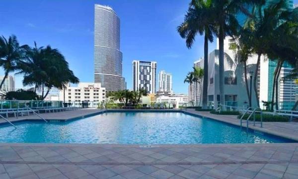 BRICKELL ON THE RIVER S T
