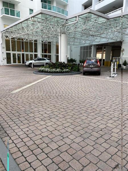 BRICKELL ON THE RIVER N T