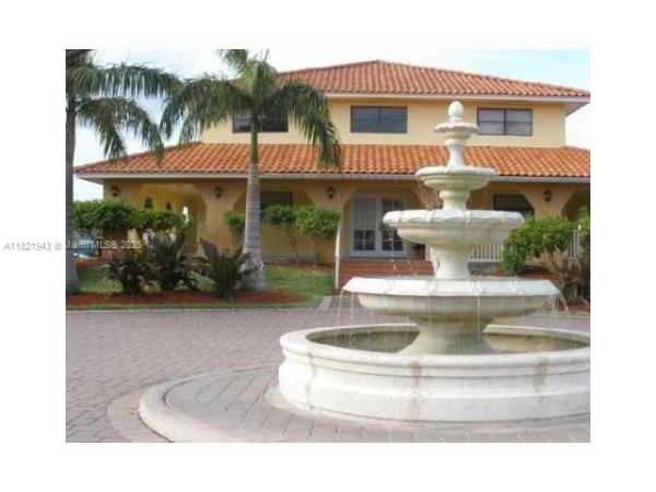 FONTAINEBLEAU GARDENS COND