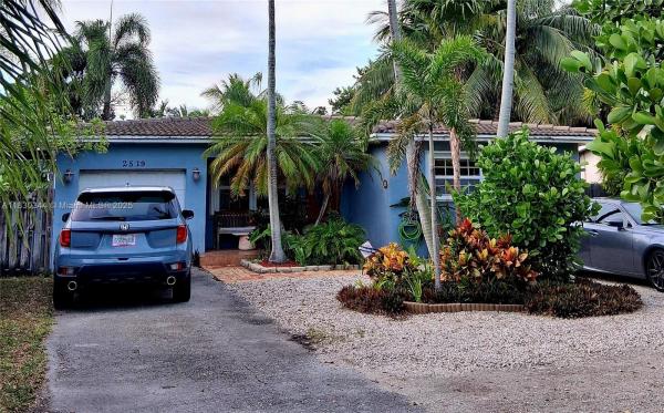 HOLLYWOOD LITTLE RANCHES