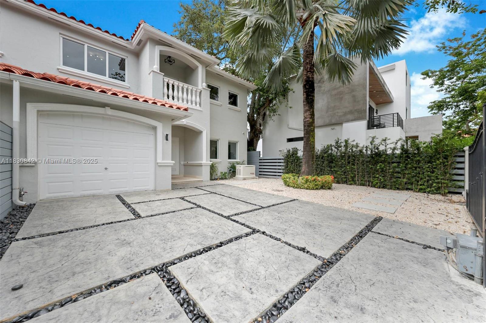 GROVE COURT - фото