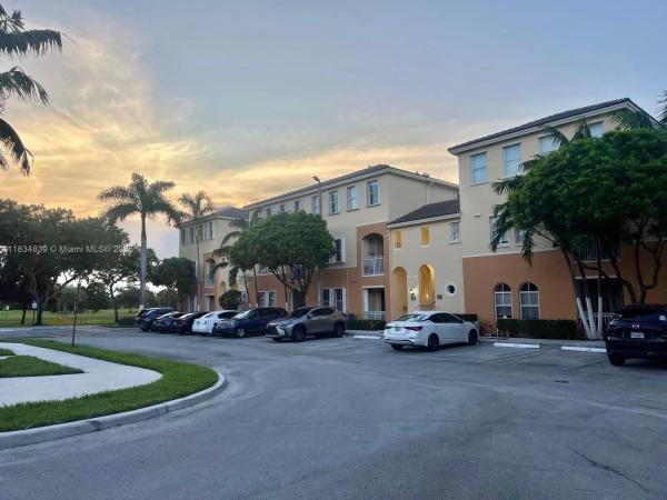 FONTAINBLEAU LAKES COURTY