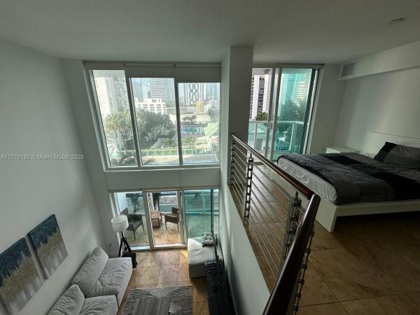 BRICKELL ON THE RIVER S T