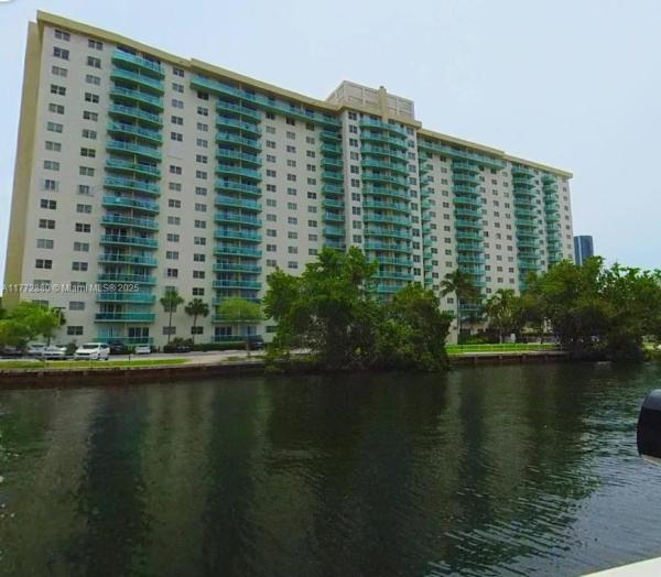 19390 COLLINS AVE #PH-11, SUNNY ISLES BEACH, FL 33160