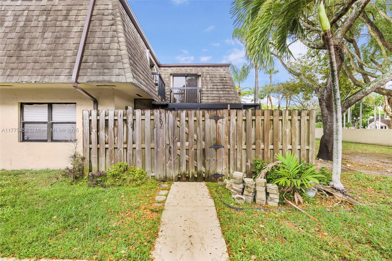 CAMELOT THREE - фото