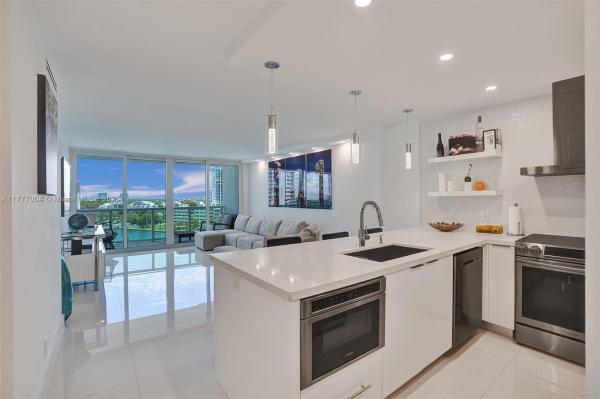 100 BAYVIEW DR #802, SUNNY ISLES BEACH, FL 33160