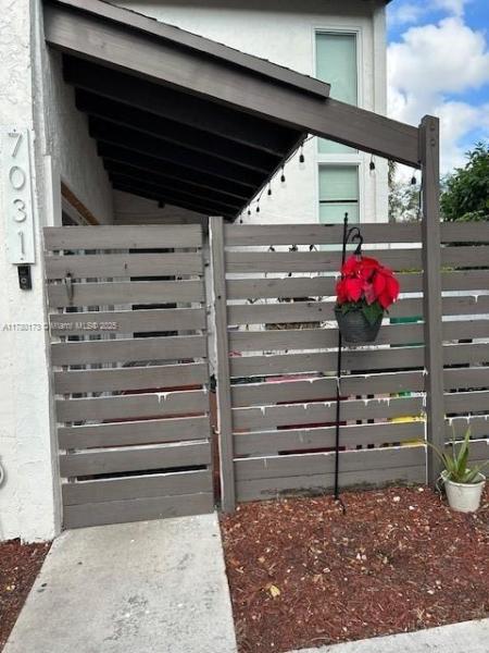 SNAPPER CREEK TOWNHOUSE