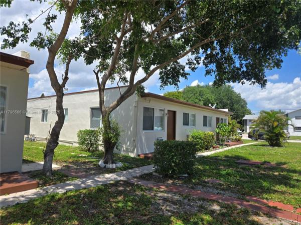 HOLLYWOOD LITTLE RANCHES