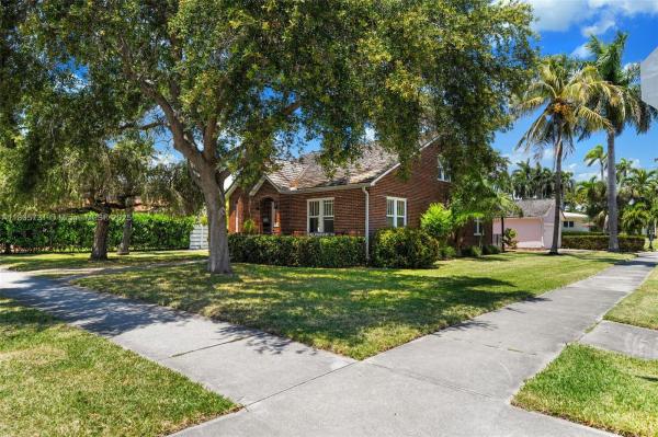 HOLLYWOOD LAKES SECTION