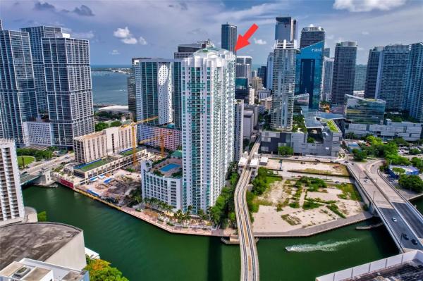 BRICKELL ON THE RIVER S