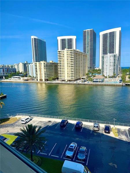 LAKE POINT TOWER CONDOMIN