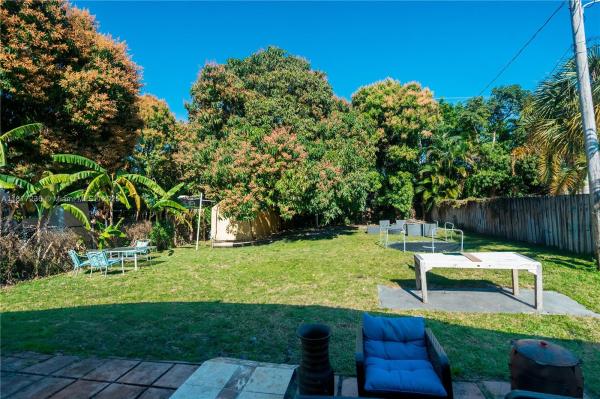 HOLLYWOOD LITTLE RANCHES