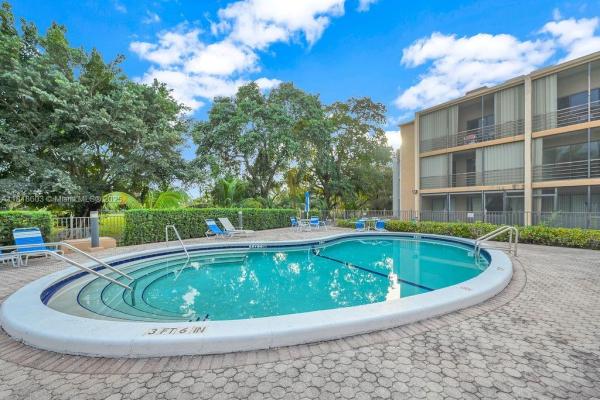 EMERALD HILLS C C APTS CO