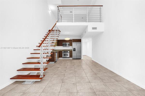 Brickell on the River S