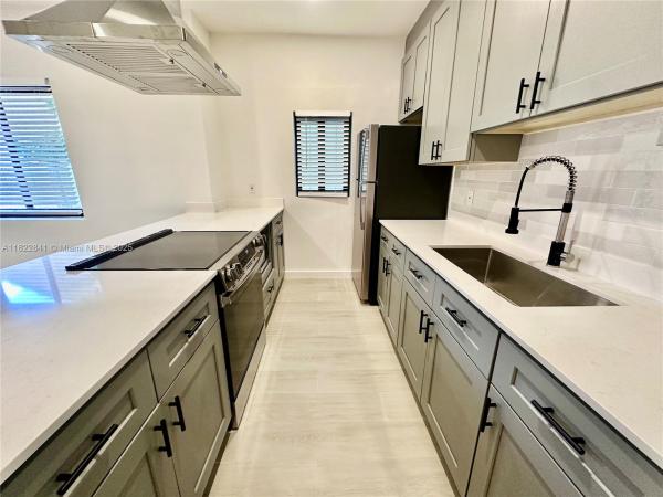 LAWRENCE ESTATE LAND CO