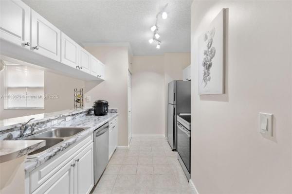 17145 N BAY RD #4212, SUNNY ISLES BEACH, FL 33160