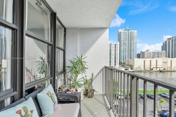 800 PARKVIEW DR #616, HALLANDALE BEACH, FL 33009