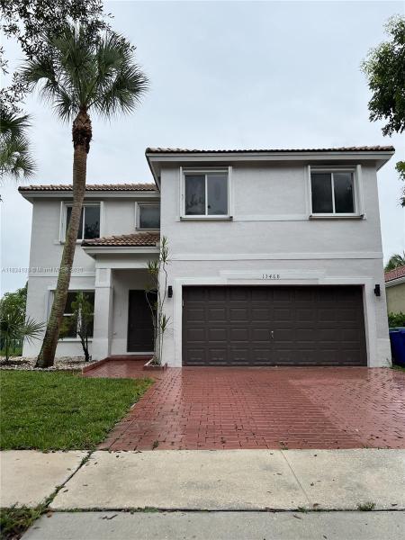 POD 5 AT MONARCH LAKES