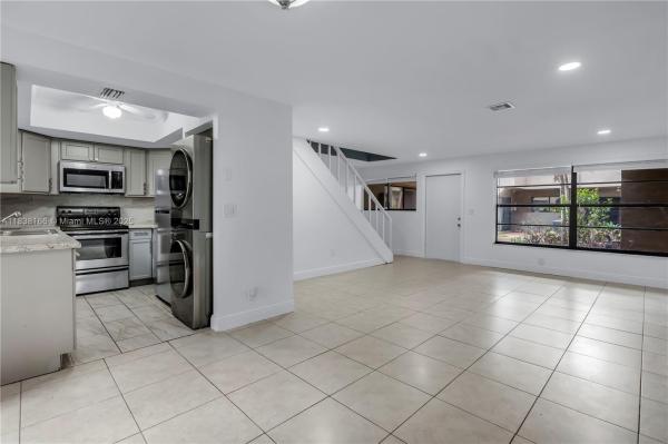 PALM SPRINGS VILLAGE COND