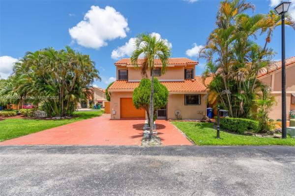 COUNTRY CLUB GARDENS