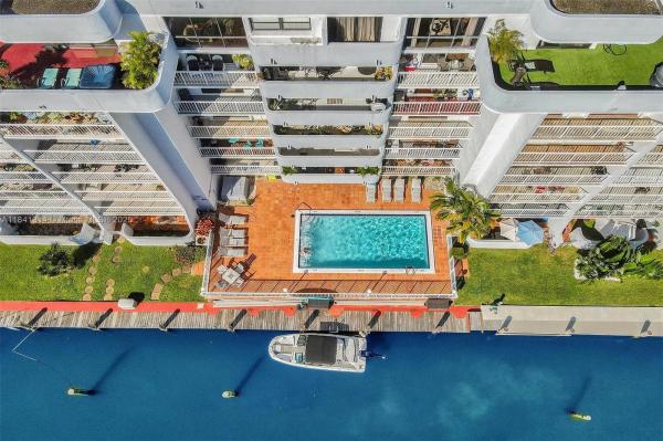 CRICKET CLUBHOUSE CONDO