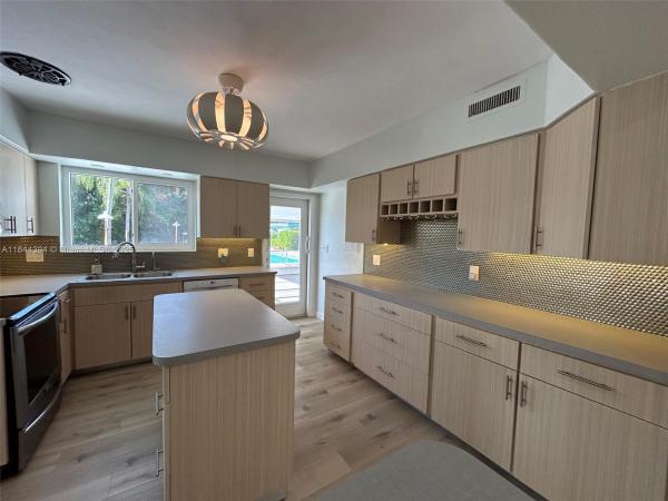 HOLLYWOOD LITTLE RANCHES