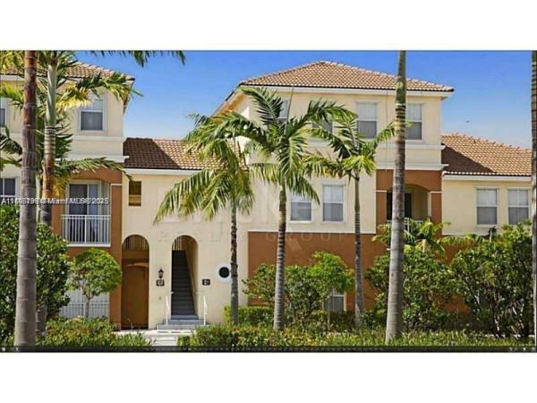 Fontainebleau Lakes Courty