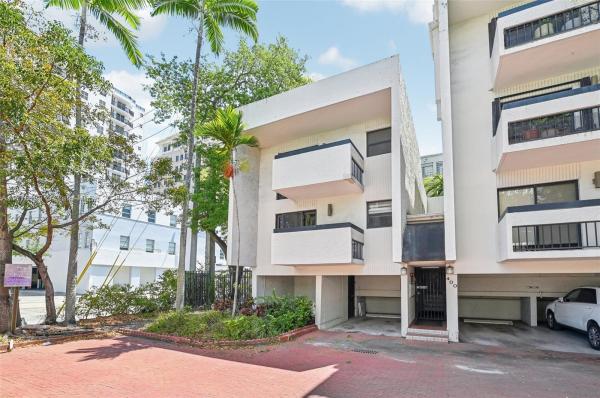 VALENCIA TOWNHOUSE CONDO