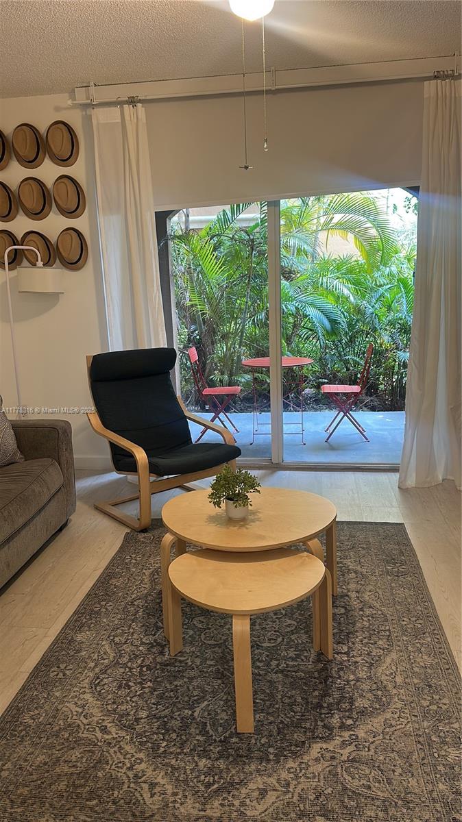 THE YACHT CLUB - фото