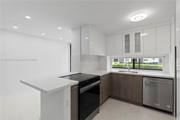 17011 N BAY RD #108, SUNNY ISLES BEACH, FL 33160