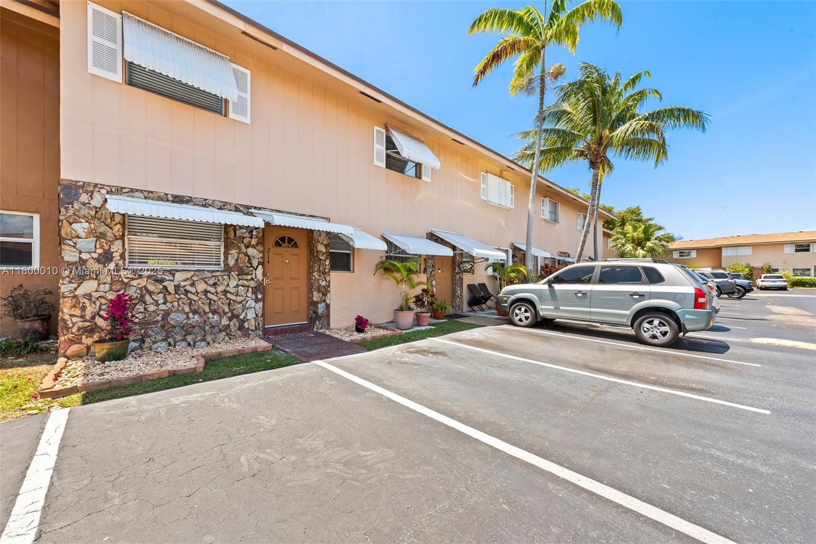 TOWNHOUSE EAST 1 CONDO - фото