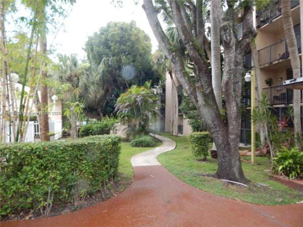 PROMENADE AT KENDALE LAKE