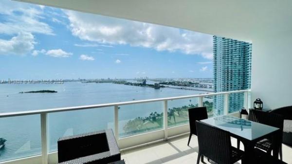 PARAMOUNT BAY CONDO