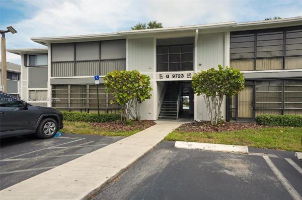 LAKEVIEW AT THE HAMMOCKS