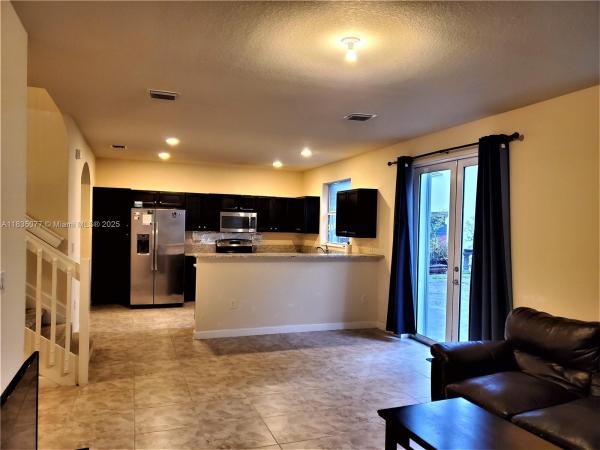 KENDALL COMMONS RESIDENTI