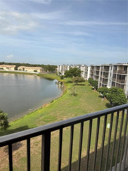 LAKESHORE AT UNIVERSITY P