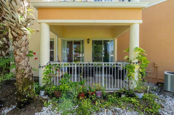 FONTAINBLEAU LAKES COURTY