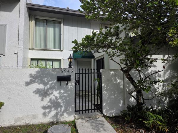 SNAPPER CREEK TOWNHOUSES