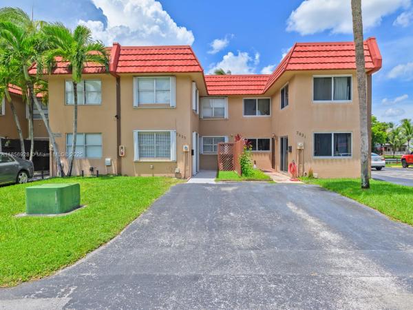 LUDLAND LAKE TOWNHOUSES