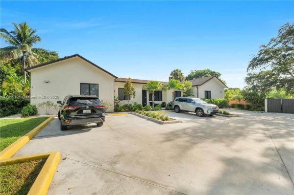 HOLLYWOOD COUNTRY ESTATES