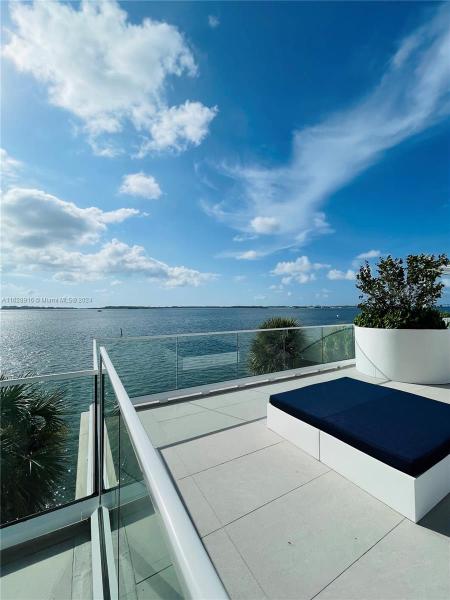 ISOLA CONDO