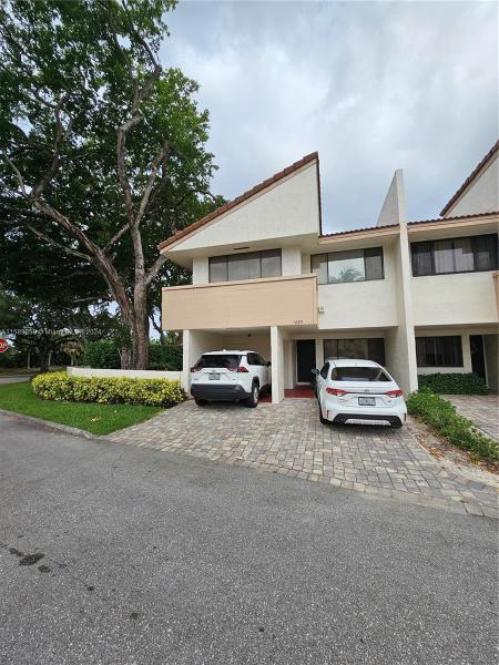 CYPRESS POINTE
