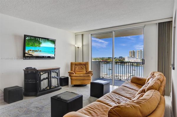 GOLDEN SURF TOWERS CONDO