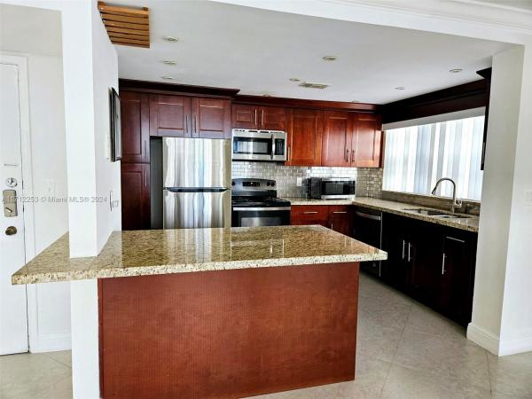 1817 S OCEAN DR #528, HALLANDALE BEACH, FL 33009