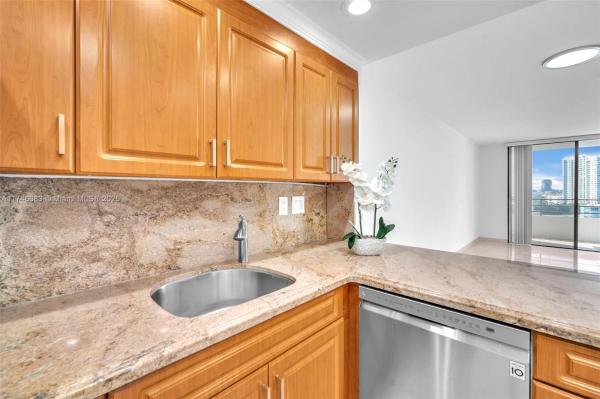 500 THREE ISLANDS BLVD #816, HALLANDALE BEACH, FL 33009