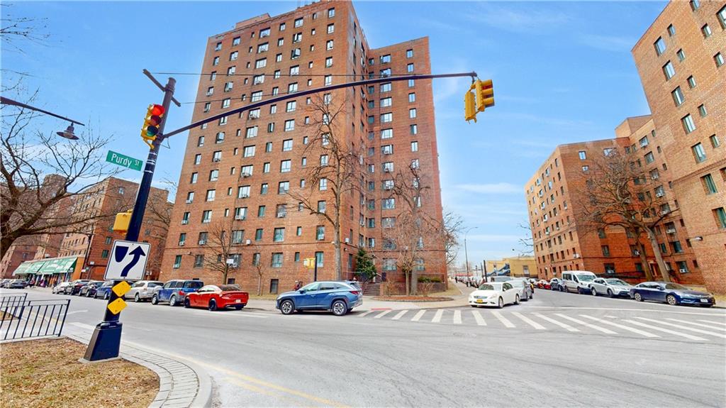 2240 East Tremont - фото