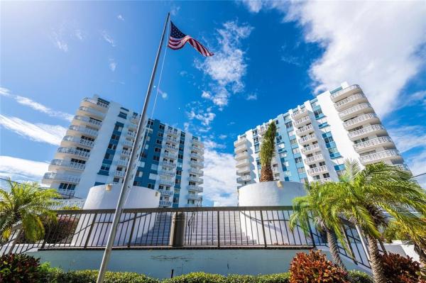 BAYSHORE BATH & TENNIS CLUB CONDO