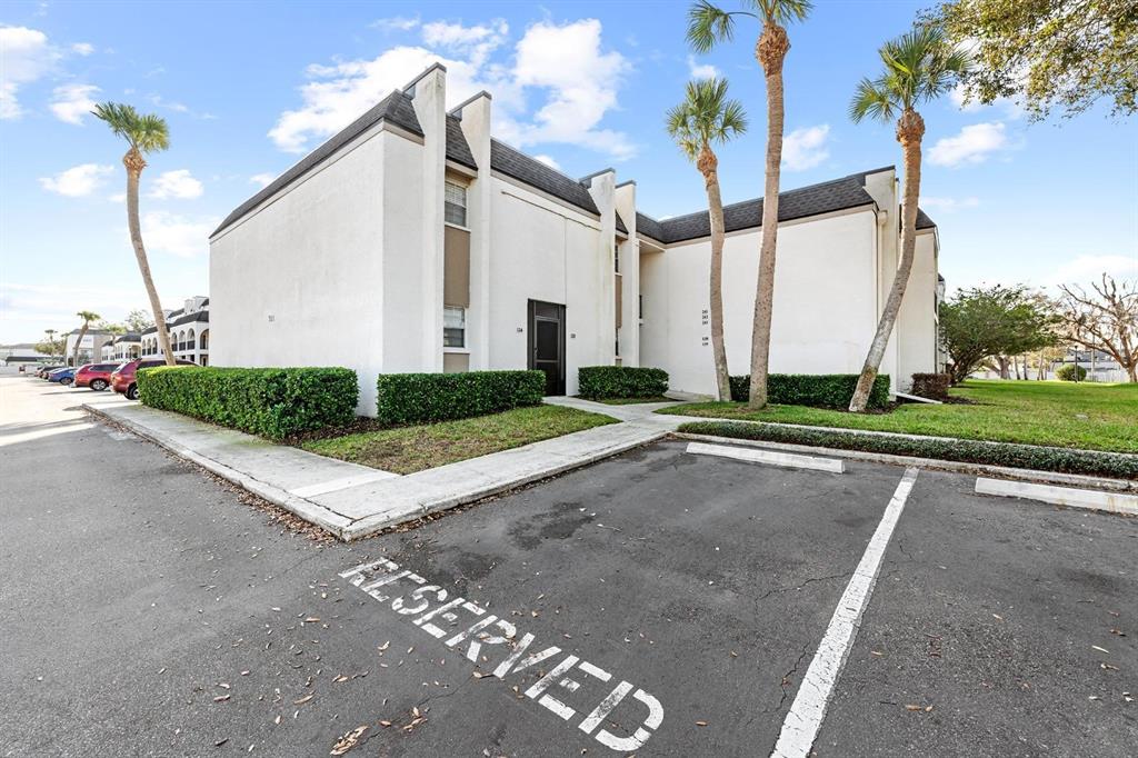 RUSSELLWOOD A CONDO - фото